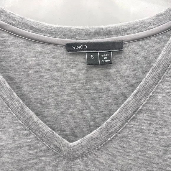 VINCE Luxe soft stretchy V neck - Picture 3 of 6